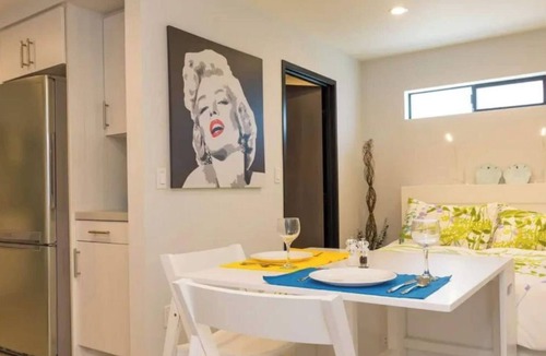Venice House | New Venice Beach Studio 5 blocks to Beach Kitchen