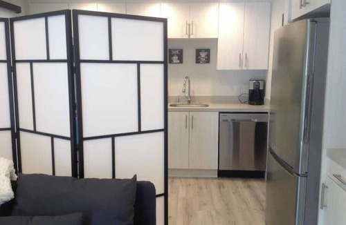 Venice House | New Venice Beach Studio 5 blocks to Beach Kitchen