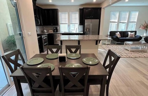 Roseville House | Newbuilt-*pet*corp/insur-housing*close2shop*24/7*