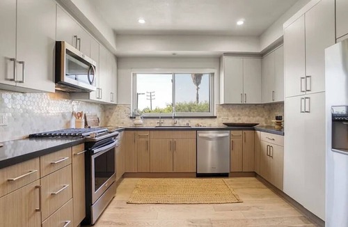 La Brea Apartment | Newly Furnished 2BR - Walk to the Grove!