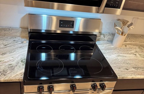 Kingman House | Newly Furnished 3 bed 2 full bath Near Shopping, Dining & Medical Center