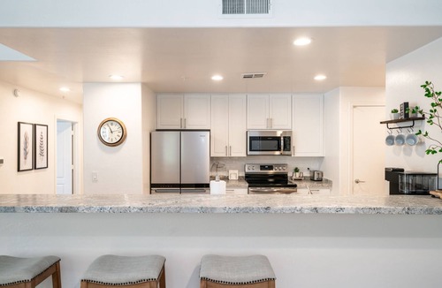Fox Crossing House | NEWLY RENOVATED Light and bright waterfront townhome in Chandler.