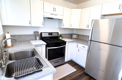 Mid-Wilshire Apartment | Newly Renovated, Quiet 2BR w/Private Garage - Central LA