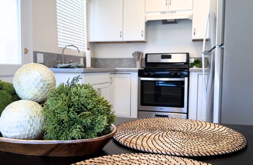 Mid-Wilshire Apartment | Newly Renovated, Quiet 2BR w/Private Garage - Central LA