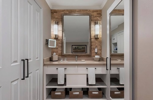 Napa Hotel | No Boring Days! 4 Spacious Suites Close to Black Stallion Winery, Onsite Golf!