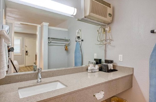 San Luis Obispo House | Non-Smoking 1 Queen Bed