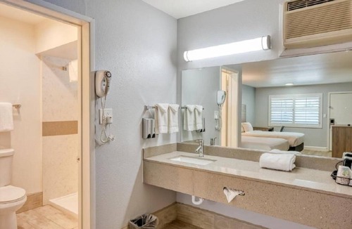 San Luis Obispo House | Non-Smoking 1 Queen Bed