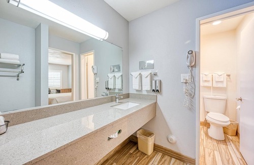 San Luis Obispo House | Non-Smoking 3 Queen Beds Suite