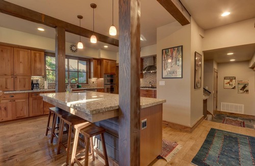 Truckee House | Norse Hall by Tahoe Getaways - Luxury Cabin - Hot Tub, Pool, Beach