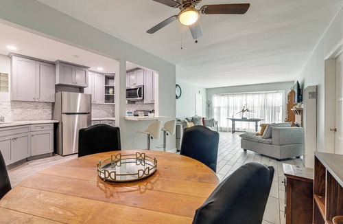 North Long Beach Condo | Nurse-Ready Unit! 10 Mi to Ocean & Dtwn Long Beach