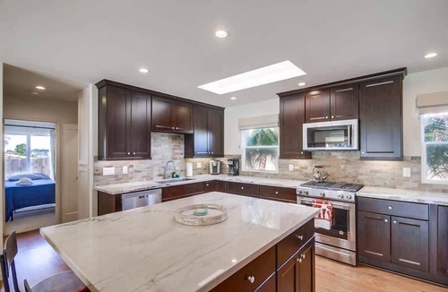 Bay Park House | Ocean & Bay View Retreat | A/C & Private Yard