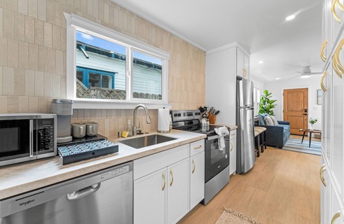 Ocean Beach Cottage | Ocean Beach-Central-Sleeps 5-Steps2Beach-Laundry-Pet Friendly