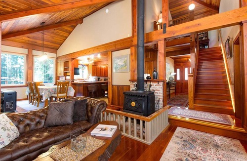 Trinidad House | 🌲🌊 Ocean Forest Retreat – Beautiful Redwood Home w/expansive deck near Moonstone Beach