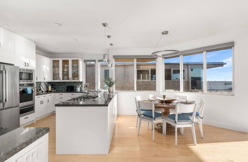 Gas Lamp Section House | Ocean View Home | Walk to Beach & Downtown MB