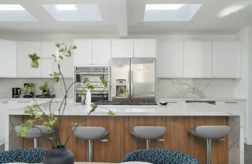 The Strand House | Ocean View | Steps to DT Manhattan Beach|King Beds