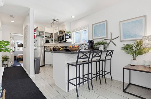 Mission Beach House | Ocean View & Steps to Sand & Dining & Dogs OK