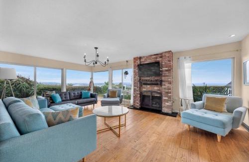 North Pacific Beach Apartment | Ocean Views Prime Location Villa