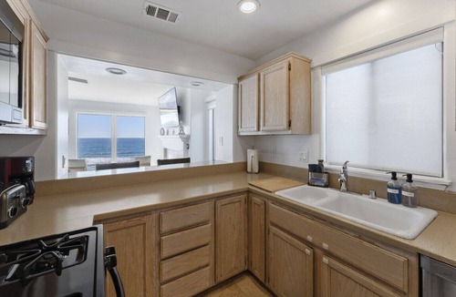 South Oceanside Condo | Oceanfront Home w/Private Balcony & Private Beach