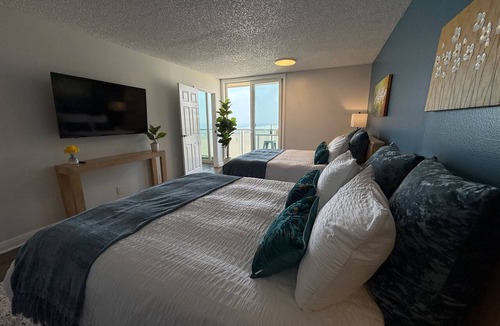 Hermosa Beach Hotel | Oceanfront Sanctuary 1 BR w/Direct Beach Access + Parking