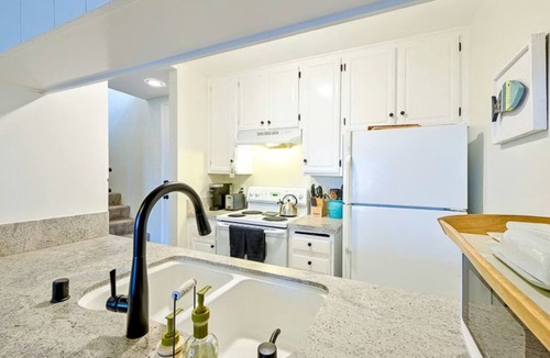 Townsite Condo | Oceanview Penthouse w/Private Rooftop Deck