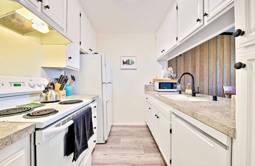 Townsite Condo | Oceanview Penthouse w/Private Rooftop Deck