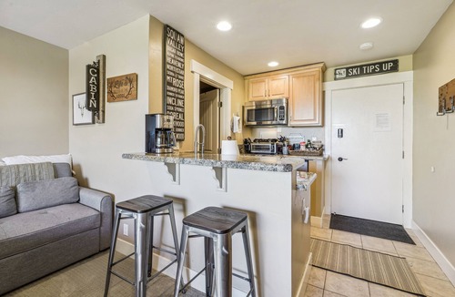 Truckee Apartment | On-Site Skiing: Truckee Studio w/Balcony
