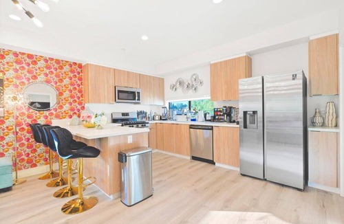 North Hollywood Villa | OO. Vibrant 3BR NoHo Suite, Universal 15m, Family