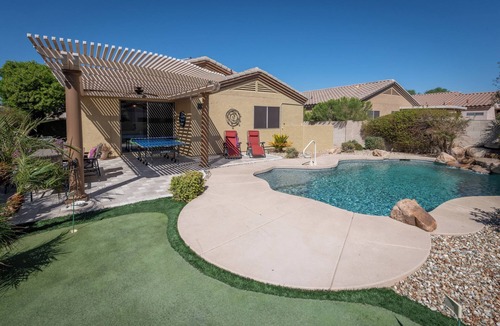 Surprise House | Optional heated pool- 3-bedroom house in peaceful Surprise with AC