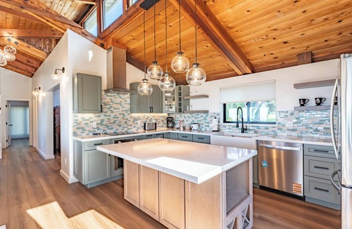 Albion House | Pacific Seascape - A serene coastal escape