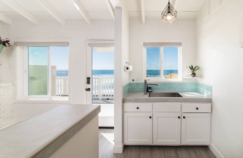 Townsite Condo | Pacific Villa #1 | Relaxing Oceanfront Patio Views
