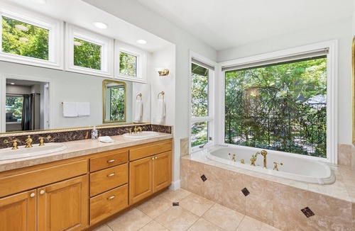Sonoma House | Palmer Oaks Farmhouse - Pool, hot tub & cottage. 5 bedrooms. A unique experience