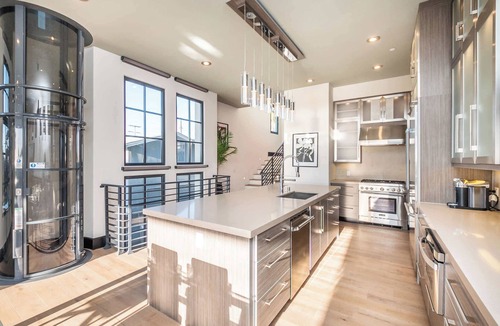 Townsite House | Panoramic Sunset View Roof Deck | Walk to Beach!