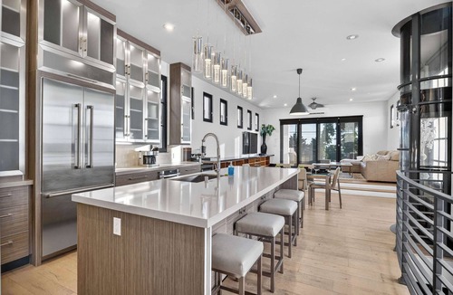 Townsite House | Panoramic Sunset View Roof Deck | Walk to Beach!
