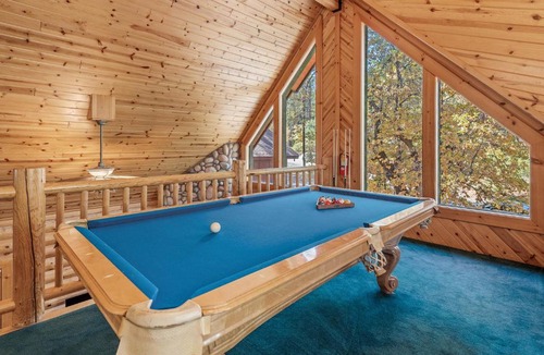Summit Estates House | Papa Bear's Hideout - Dream Getaway with Hot Tub and Game Room! cabin