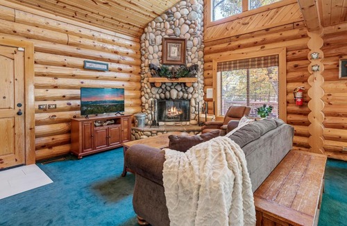 Summit Estates House | Papa Bear's Hideout - Dream Getaway with Hot Tub and Game Room! cabin