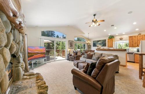 Tahoe Paradise House | Paradise in the Pines: Hot Tub BBQ Pet Friendly