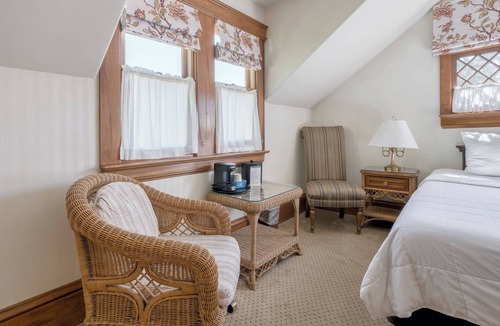 Pacific Grove Hotel | PARTIAL OCEAN VIEW - WALK TO OCEAN - KING BEDROOM