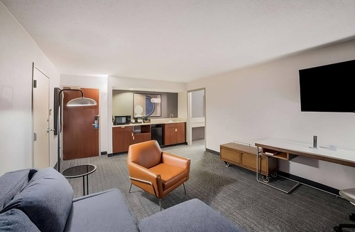 Chandler Apartment | Peaceful Getaway | Outdoor Pool | Parking | Near Desert Breeze Park - 3.4 miles