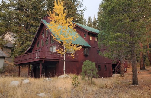 Truckee House | Peaceful Tahoe Donner 3 BR/3 BA Home with private Hot Tub and Sauna, EV Charging