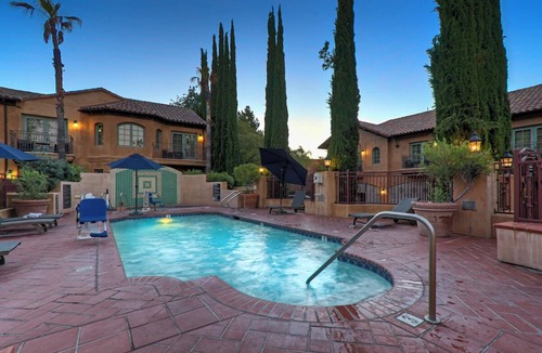 Los Gatos Hotel | Peaceful Unit with Outdoor Pool, Free Parking & Balcony in California