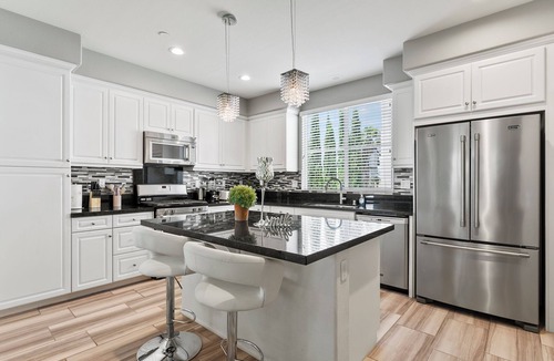 Mira Loma Condo | Peacock Court Sanctuary｜Elegant 3BR Home in Eastvale｜30-Day Min Stay｜#42123