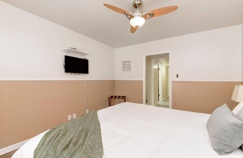 Little Italy Apartment | Perla D'Italia -1BR- FREE Driveway Parking -1 Car