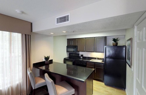 Brea Hotel | Pet-Friendly 1BR Suite w/Full Kitchen & Pool | 3 mi to Redwood Grove Trail