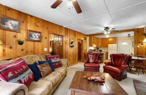 Bijou Pines Cabin | Pet-Friendly 2BR Cabin | Near Beach | Fenced Yard!