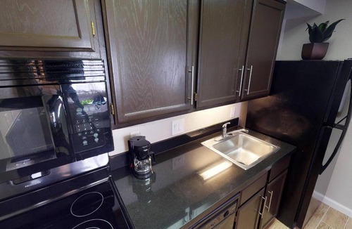 Brea Hotel | Pet-Friendly 2BR Suite w/Kitchen & Free Breakfast | Near Tri-City Park - 1.2 mi