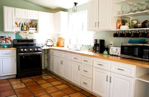 Rainbow CDP Cottage | Pet Friendly Fantastic Secluded Cottage with Hot-tub in Rainbow, California