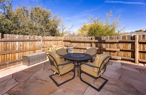 Diamond Valley Cabin | Pet-Friendly. Fully fenced yard