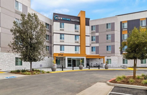 Temecula Hotel | Pet-Friendly King Suite | French Valley Airport - 5.3 miles | Free Parking