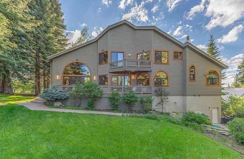 Truckee House | Pet-Friendly Luxury Retreat | Guest Pass, King & Queen Suite, Near Trails & Lake