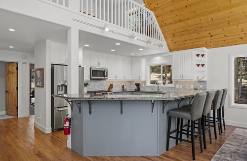 Sugar Pine Estate House | Pet-Friendly Mountain Escape | King Suite, Near Trails, Downtown & Dining